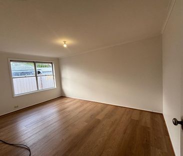 Freshly renovated with new floors, curtains and fully painted! - Photo 2