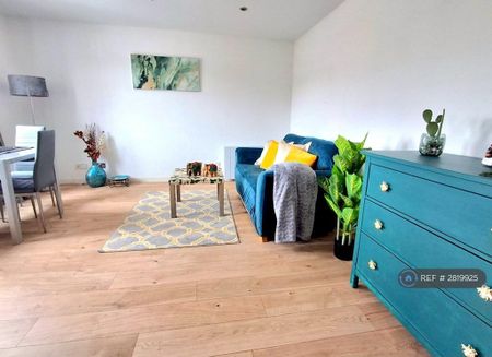 2 bedroom flat to rent - Photo 2