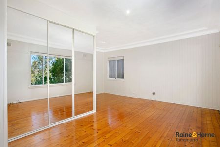 Sunny, Charming Family Home - Prime Location in Hornsby - Photo 5