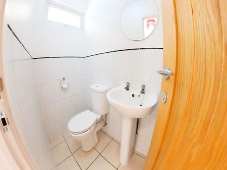 6 bedroom house to rent - Photo 2