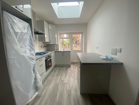 2 bedroom flat to rent - Photo 2