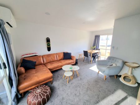 Contemporary Living and Urban Style - Photo 3