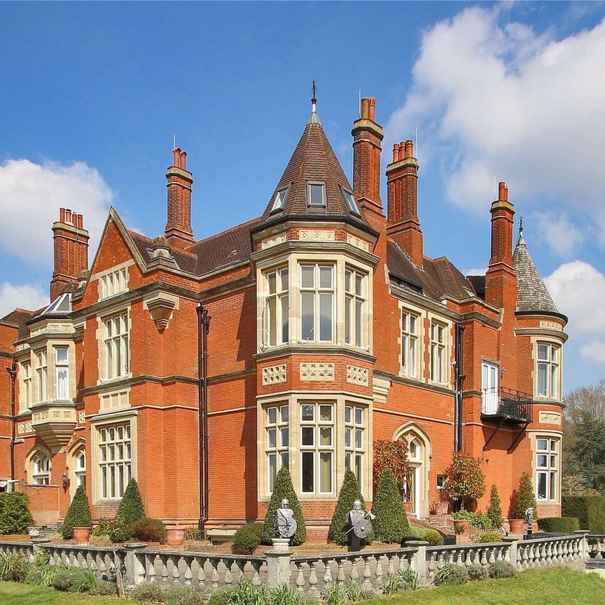 An exceptional duplex apartment of elegant proportions set within this imposing country residence with communal grounds - Photo 1