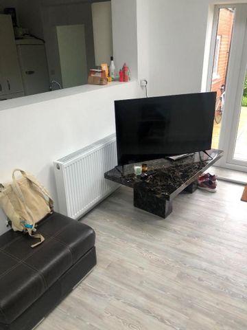 6 bedroom private hall to rent - Photo 3