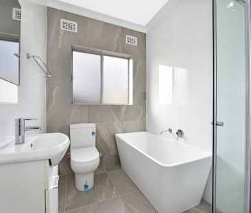 Fully renovated two bedroom apartment - Photo 2