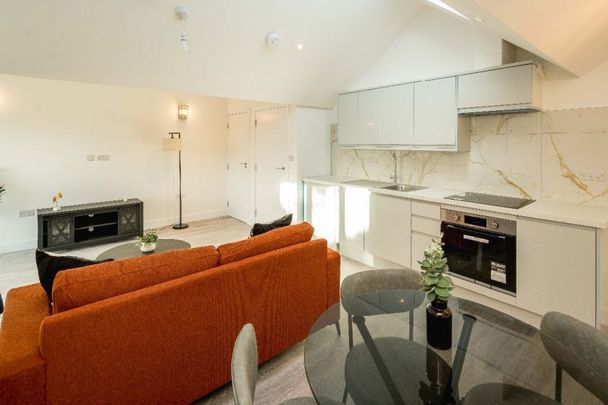 Cuckoo Hall Lane, London - Photo 1