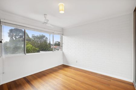 Neat and Tidy with Private Rear Garden - Both Bedrooms Upstairs - Photo 3