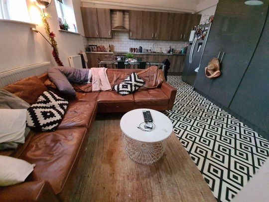 5 bedroom house to rent - Photo 1