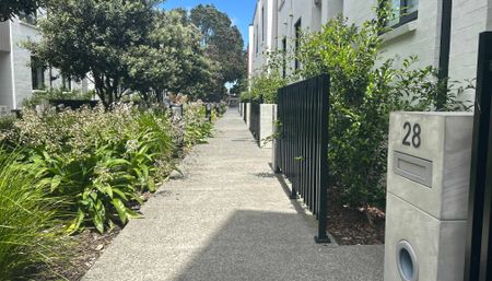 Modern & Low-Maintenance Living in the Heart of Ellerslie - Photo 3