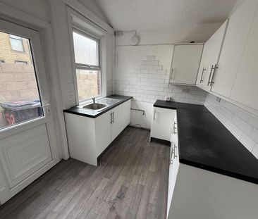 3 bedroom end of terrace house to rent - Photo 4