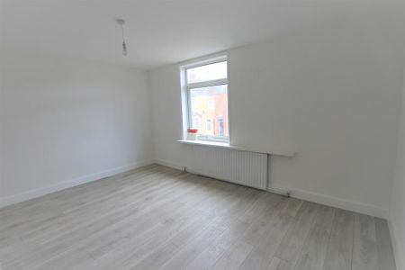 3 bedroom end of terrace house to rent - Photo 2