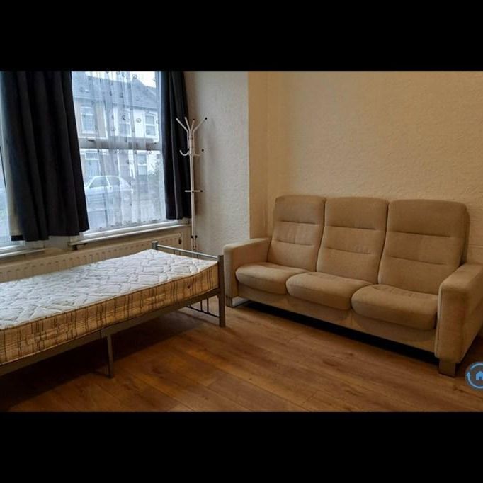 1 bedroom in a house share to rent - Photo 1