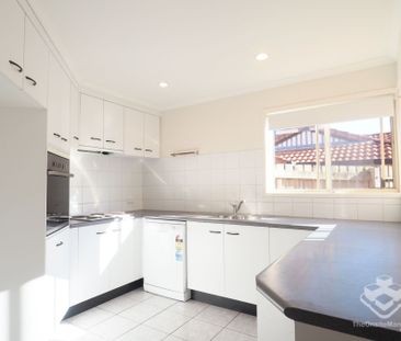 Well Presented 3-Bedroom Townhouse with Single Lock-Up Garage - Photo 4
