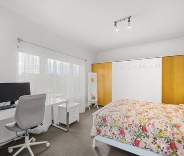 Light And Airy 2 Bedroom, Secure Unit In Sought After Location. - Photo 5