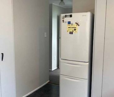 ELEVATED, SPACIOUS FAMILY HOME IN MERRILANDS - 4 BEDROOMS, 2 BATHROOMS - Photo 4