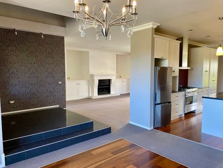 Large Four-Bedroom Family Home - Photo 2