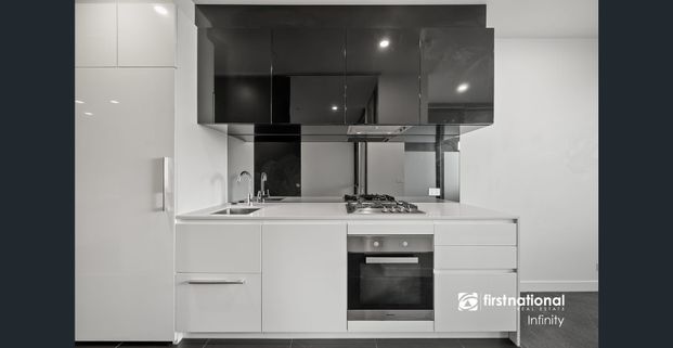 Excellent Location, Great size, Convenience is the key - Photo 1