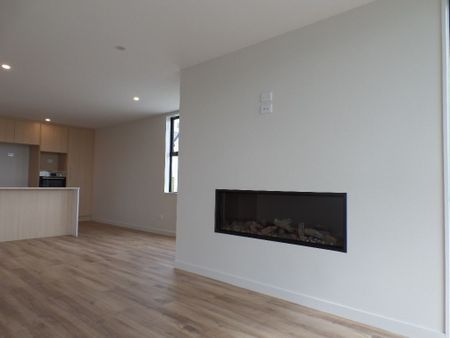 Are you searching for a stylish and comfortable, three bedroom townhouse to call home? Look no further! - Photo 3