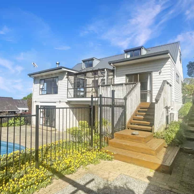 4Bed Family home + Self-Contained 1Bed - Photo 1