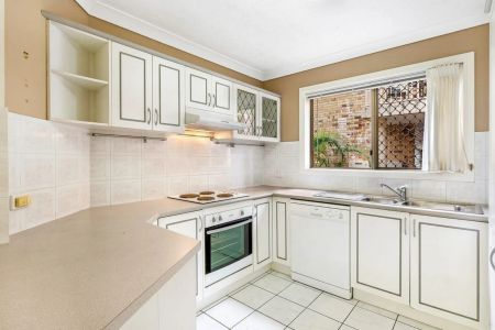 Stylish Ground-Floor Unit in Prime Hawthorne Location - Photo 5