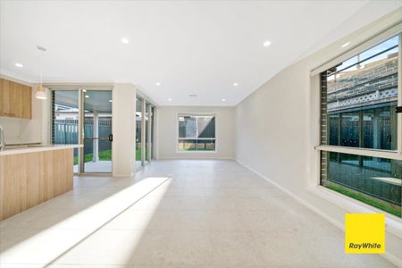 Near new spacious and comfortable family home - Photo 3