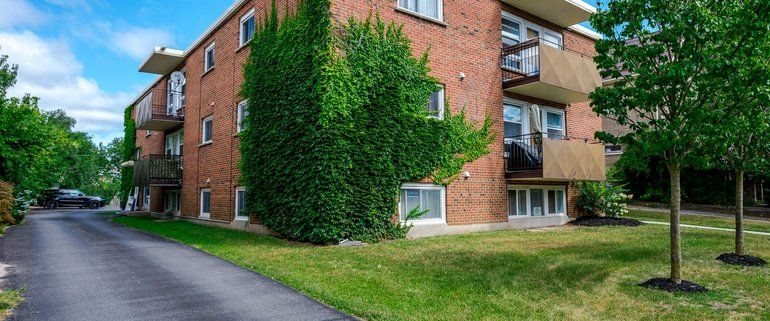 **2 BDRM RENOVATED WITH BALCONY** AVAIL. NOV 1st! | 180 Edinburgh Street, Peterborough - Photo 1