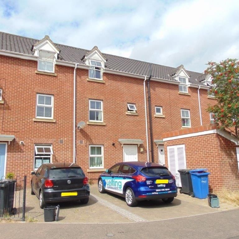 1 bedroom in a house share to rent - Photo 1