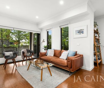 SPACIOUS THREE BEDROOM TOWNHOUSE - Photo 1