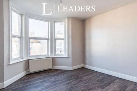 3 bedroom flat to rent - Photo 4