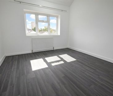 Straight Road, Romford, RM3 - Photo 1