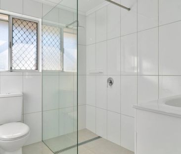 Immaculately renovated unit in perfect city location - Photo 5