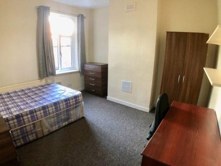 4 bedroom terraced house to rent - Photo 3