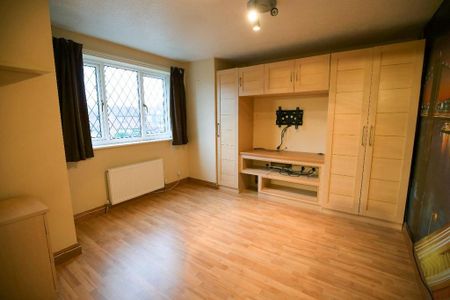 4 bedroom detached house to rent - Photo 4