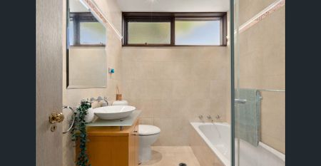 Spacious family home with a swimming pool - Photo 2