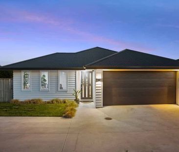 Charming 3BR Pukekohe Retreat w/ Garden! - Photo 4