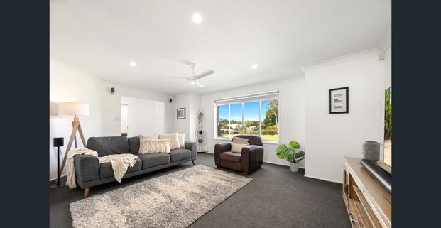 Renovated Family Home in a Peaceful Cul-de-sac with Sparkling Pool !! - Photo 1