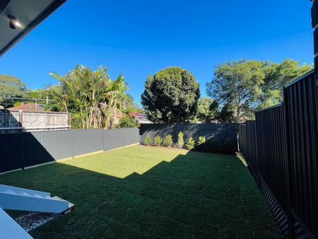 LUXURY 5 BEDROOM DUPLEX - PEAKHURST For Rent ! ! ! - Photo 4