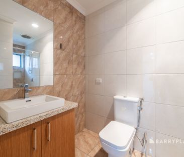 Spacious 3-Bedroom Townhouse in Dallas - Photo 5