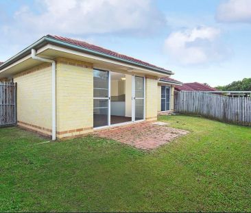Spacious 3-Bedroom Villa in Quiet Carindale Village with Pool Access - Photo 3