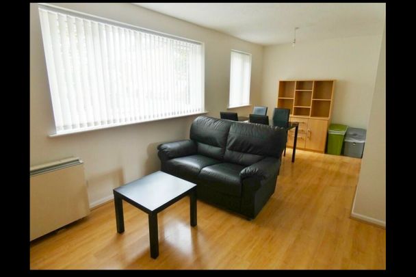 Room in a Shared Flat, Stretford Road, M15 - Photo 1