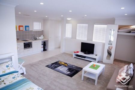 Studio Apartment incl Water Bill - Resort Style Complex 100M to Westfield - Photo 3