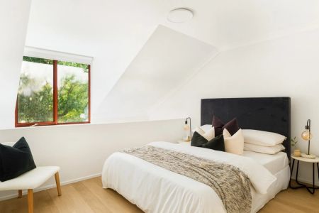 Terrace-Style Loft Apartment in Leafy 'Kensington Mews' - Photo 3