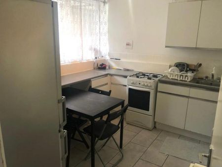 4 bedroom flat share to rent - Photo 4