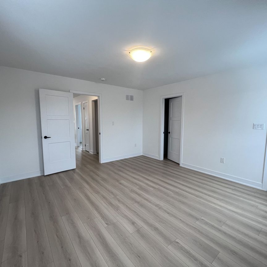 For Lease - 21 Hay Lane, Barrie, Ontario - Photo 1