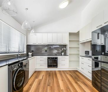 Fully Furnished Elanora Home with Pool and Stunning Lake Views - Photo 4