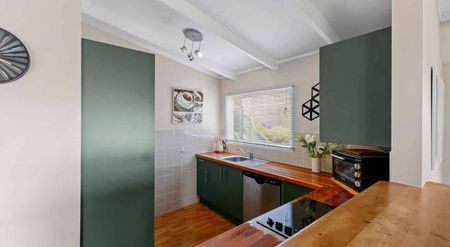 Sunny & Cozy 2-Bedroom Home! Super Convenient Loca - Photo 5