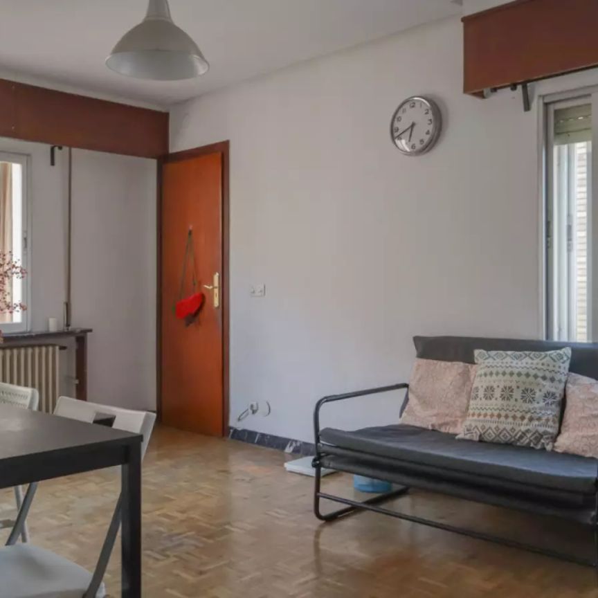Double bed in Room in a shared 4-bedroom apartment for rent in Bellas Vistas, for students only. - Photo 1