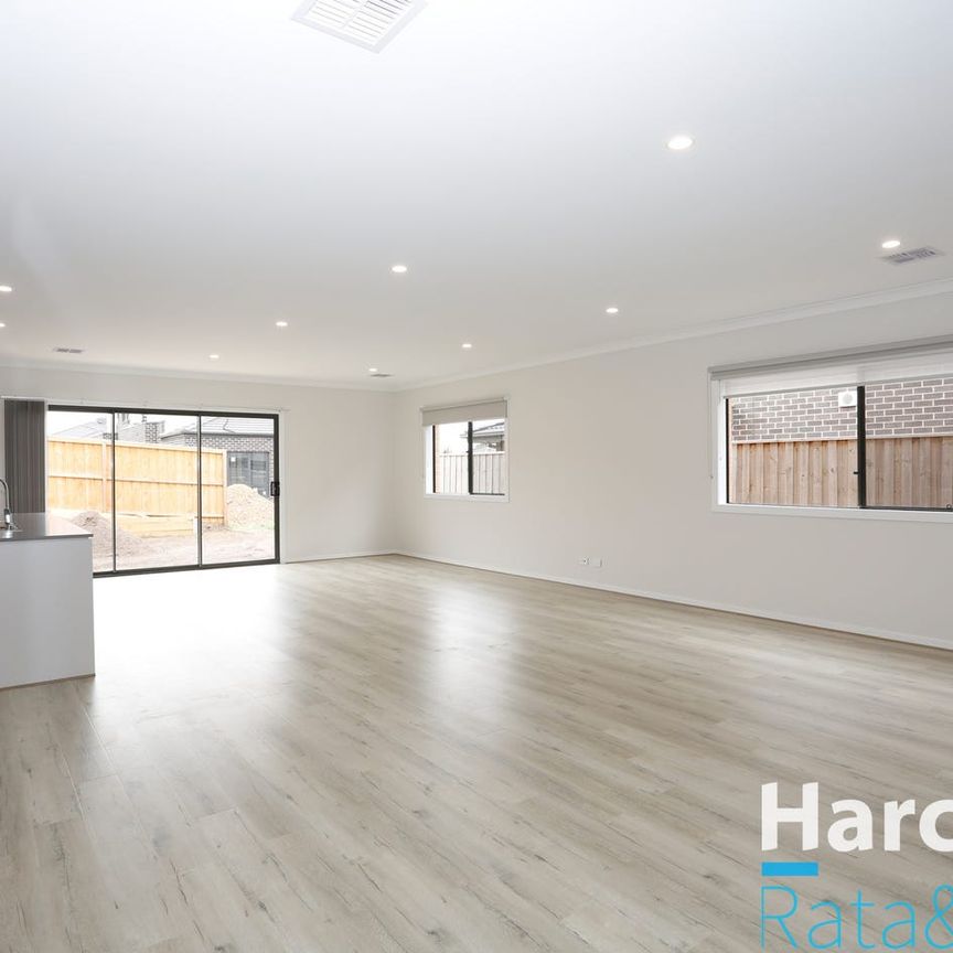 Spacious 4-Bedroom Home with Multiple Living Zones in Mernda - Photo 1