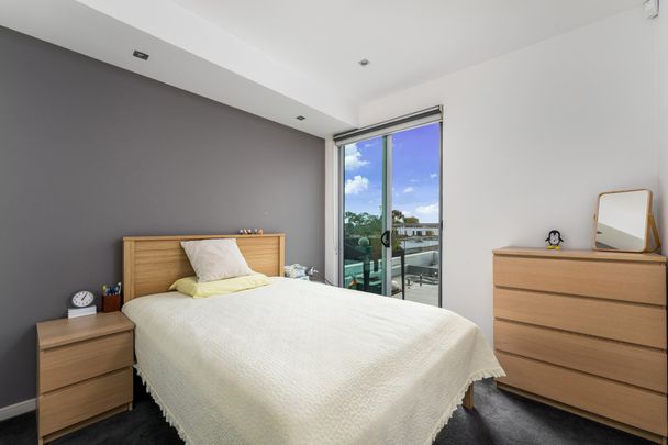 TOP FLOOR APARTMENT WITH IMPRESSIVE VIEWS - Photo 1