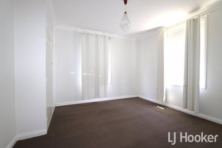 Tidy 2 bedroom cottage located on Belgravia - Photo 3